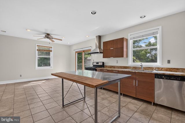 5111 LAKELAND RD, College Park, MD 20740