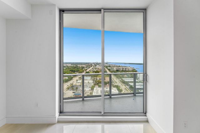 220 Lake Shore Drive 2005, Lake Park, FL 33403