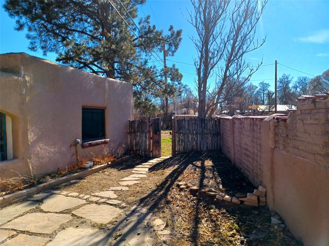 77 County Road 5, Espanola, NM 87532