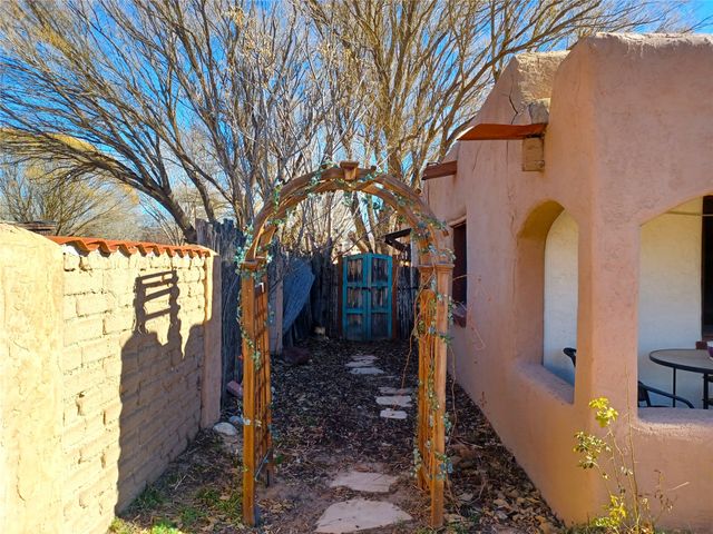 77 County Road 5, Espanola, NM 87532