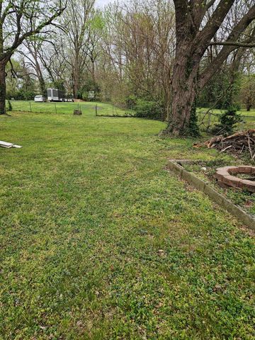 2648 N Howard Avenue, Springfield, MO 65803