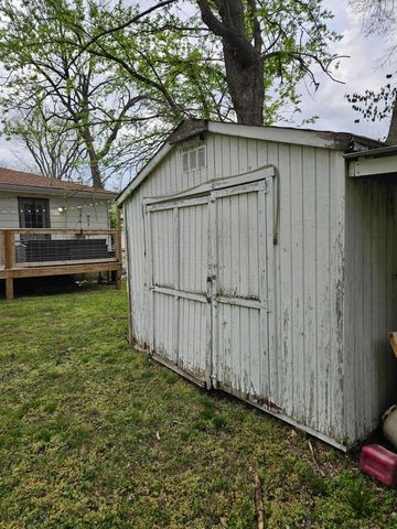 2648 N Howard Avenue, Springfield, MO 65803