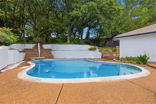 237 Bradford Drive, Hurst, TX 76053