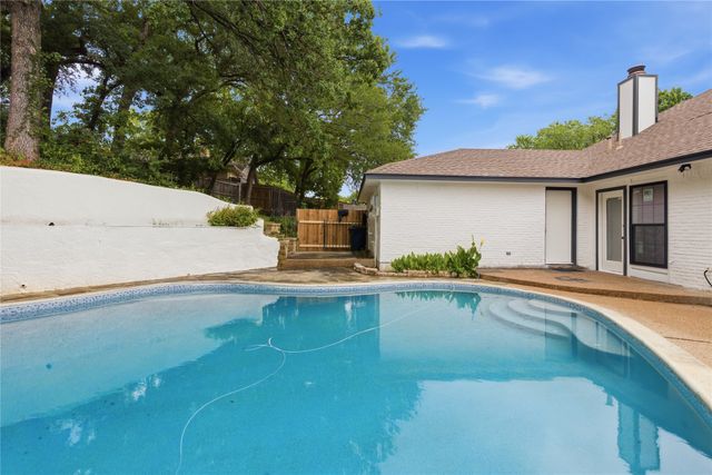 237 Bradford Drive, Hurst, TX 76053