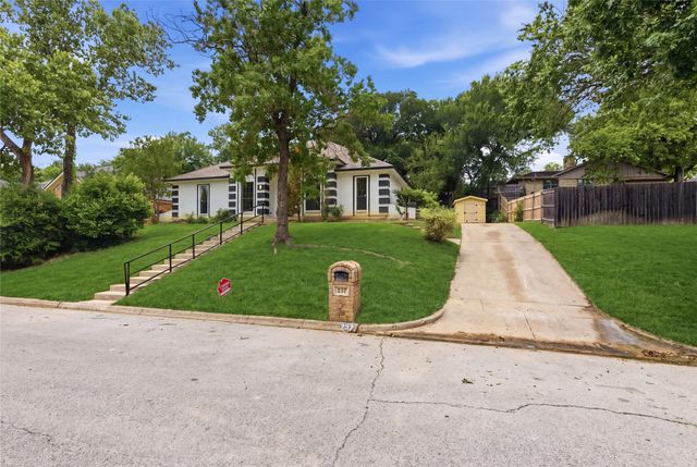 237 Bradford Drive, Hurst, TX 76053