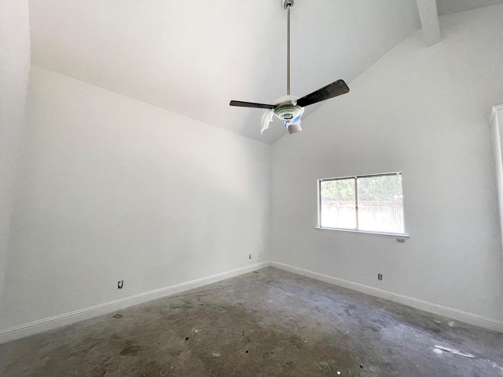 Image 10 of property listing at 5706 W Ellery Avenue, Fresno, CA 93722