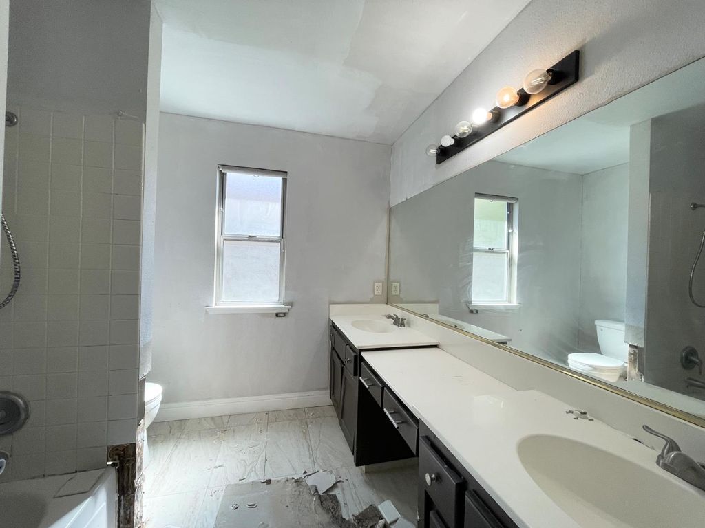 Image 12 of property listing at 5706 W Ellery Avenue, Fresno, CA 93722