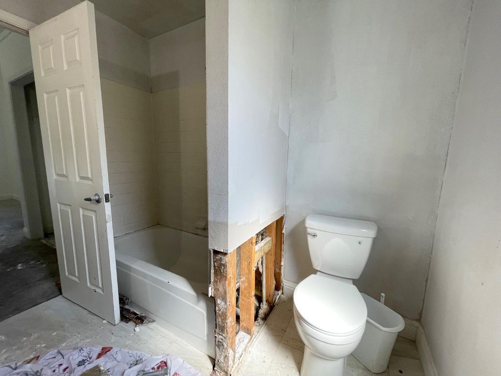 Image 13 of property listing at 5706 W Ellery Avenue, Fresno, CA 93722