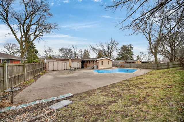 1511 Lewis Avenue, Des Moines, IA 50315