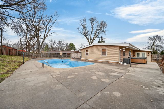 1511 Lewis Avenue, Des Moines, IA 50315