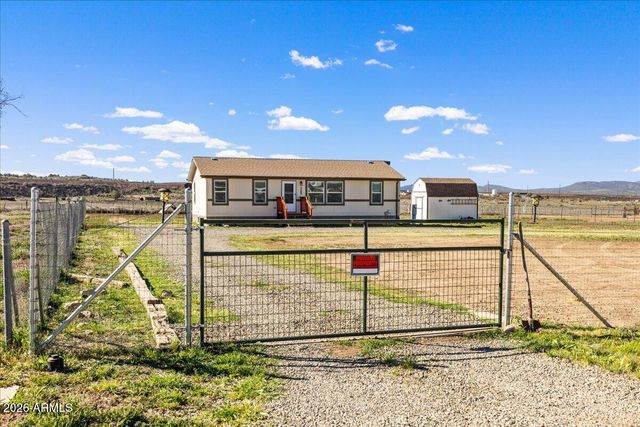325 E HOUSTON Road, Paulden, AZ 86334