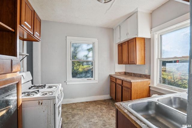 209 E 13TH Street, Davenport, IA 52803