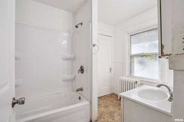 209 E 13TH Street, Davenport, IA 52803