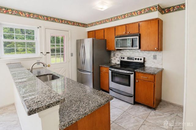 20 Delikat Lane, Sayreville, NJ 08872