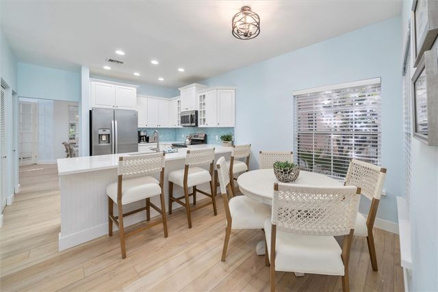 8859 Lakeside Circle, Vero Beach, FL 32963