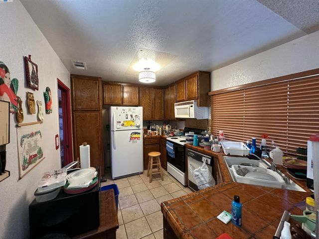 1988 Calaveras Dr, Pittsburg, CA 94565