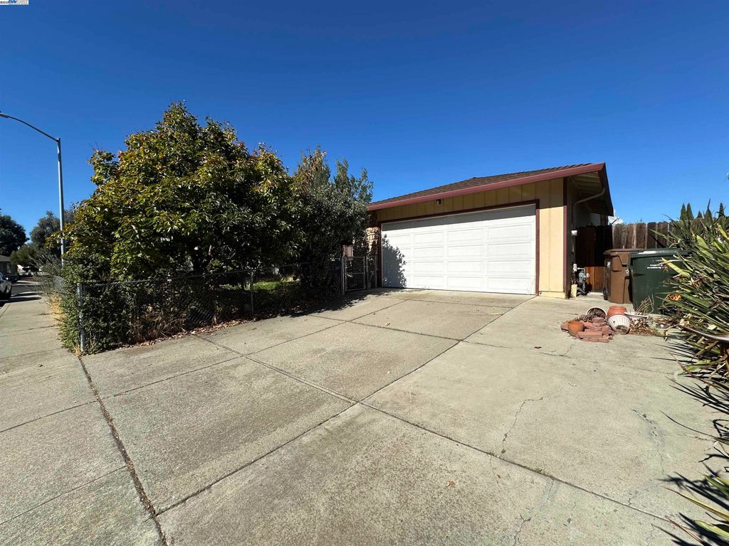 1988 Calaveras Dr, Pittsburg, CA 94565