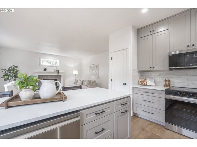 17350 ASHLEY Ct, Lake Oswego, OR 97035