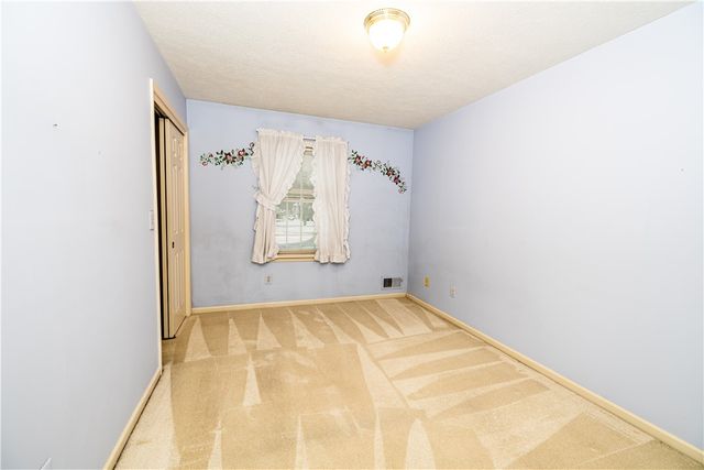 36 Farm Field Lane, Pittsford, NY 14534