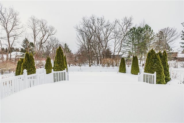 36 Farm Field Lane, Pittsford, NY 14534