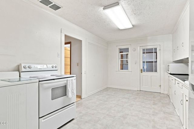 121 N Front Street, Talent, OR 97540