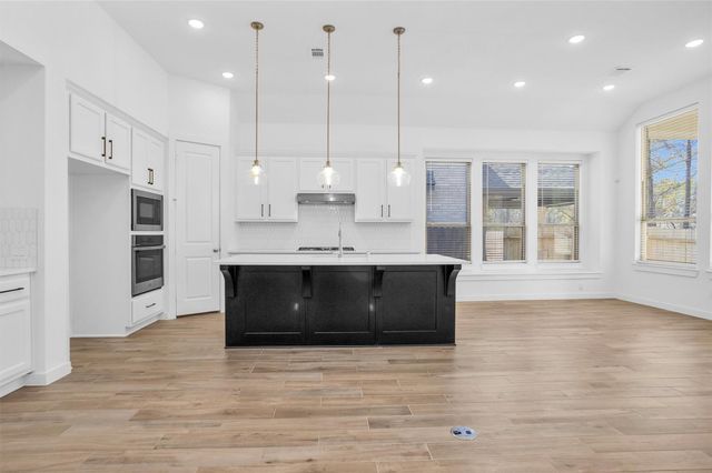 256 Sky Top Drive, Montgomery, TX 77316