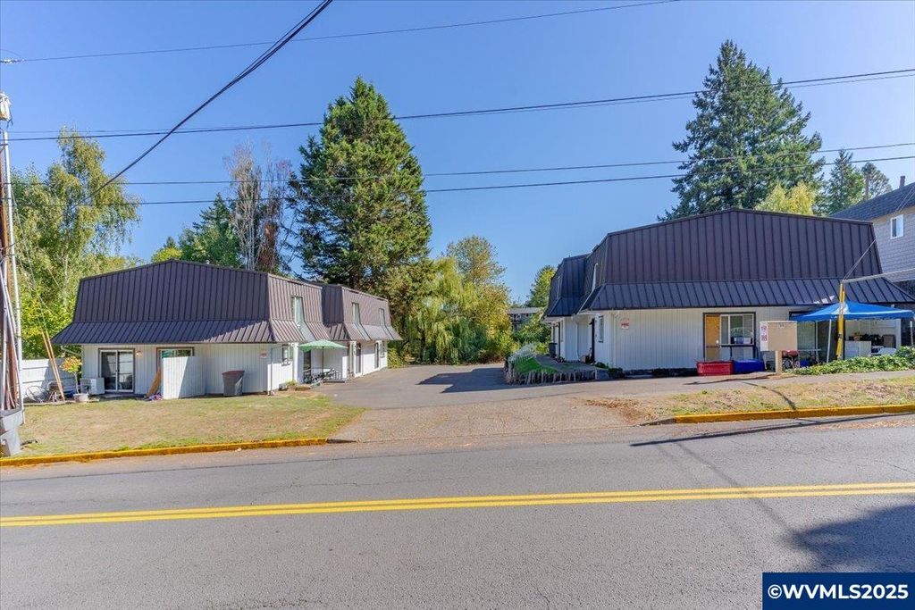 Image 1 of property listing at 708 SE Davis St, Mcminnville, OR 97128