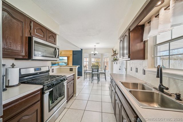 9415 E Sprucewood Drive, Claremore, OK 74019