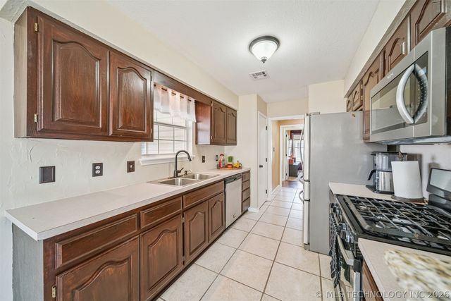 9415 E Sprucewood Drive, Claremore, OK 74019