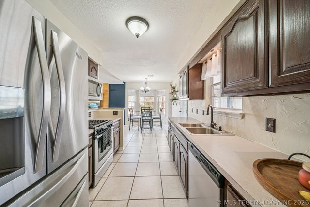 9415 E Sprucewood Drive, Claremore, OK 74019