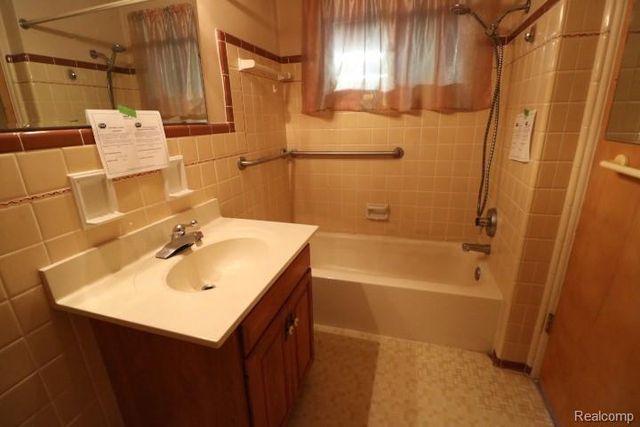 5482 Shamrock Lane, Flint, MI 48506