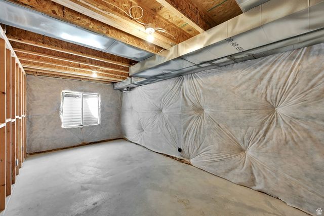 2431 N HOODED CRANE CIR, Clinton, UT 84015