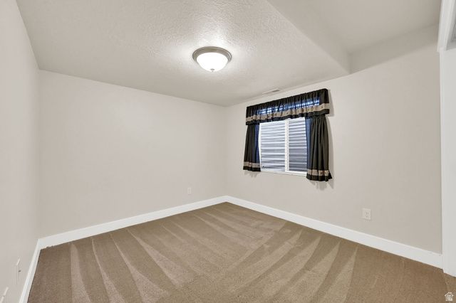 2431 N HOODED CRANE CIR, Clinton, UT 84015