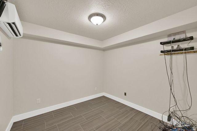 2431 N HOODED CRANE CIR, Clinton, UT 84015