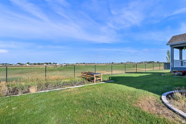 2431 N HOODED CRANE CIR, Clinton, UT 84015