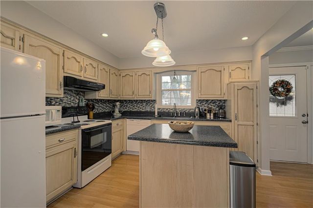 4916 S Shrank Drive, Independence, MO 64055