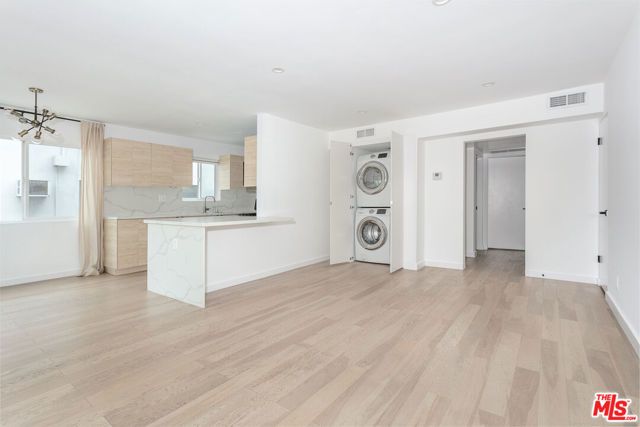 560 N KINGS Road 4, Los Angeles, CA 90048