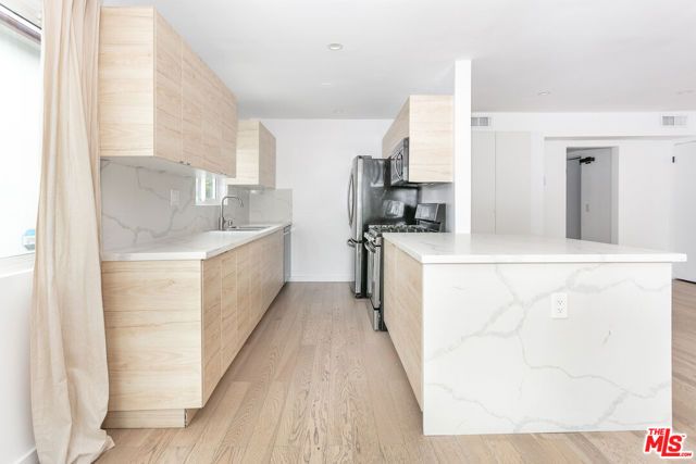 560 N KINGS Road 4, Los Angeles, CA 90048