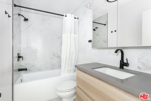 560 N KINGS Road 4, Los Angeles, CA 90048