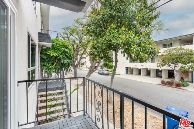 560 N KINGS Road 4, Los Angeles, CA 90048