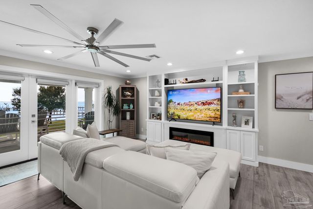 2829 Bay St, Gulf Breeze, FL 32563