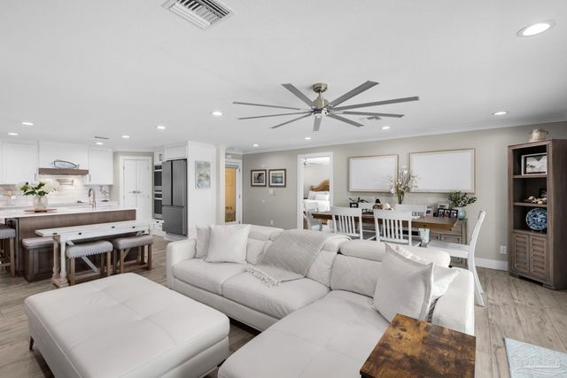 2829 Bay St, Gulf Breeze, FL 32563