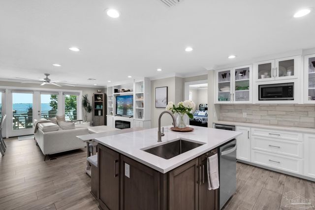 2829 Bay St, Gulf Breeze, FL 32563