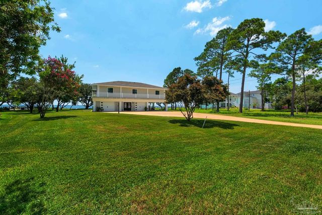 2829 Bay St, Gulf Breeze, FL 32563