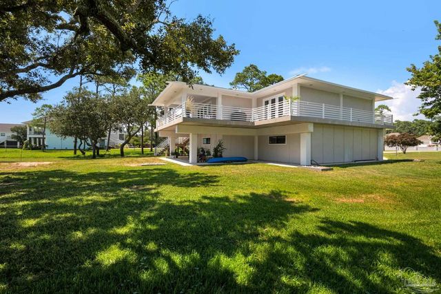 2829 Bay St, Gulf Breeze, FL 32563