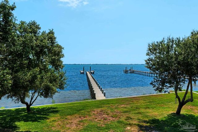 2829 Bay St, Gulf Breeze, FL 32563