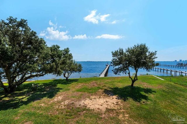 2829 Bay St, Gulf Breeze, FL 32563