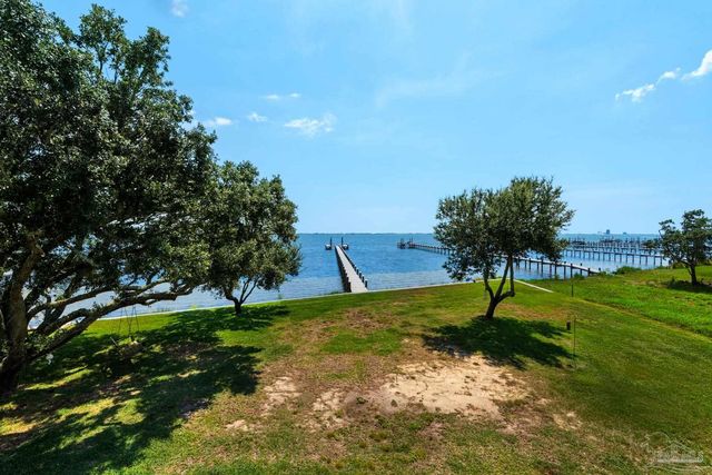 2829 Bay St, Gulf Breeze, FL 32563