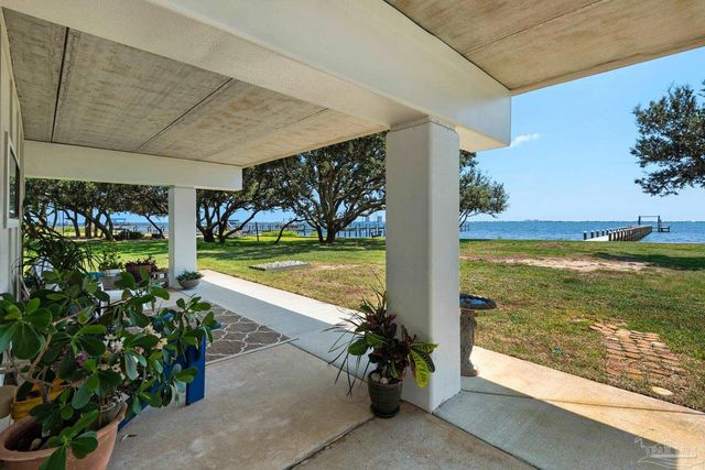 2829 Bay St, Gulf Breeze, FL 32563