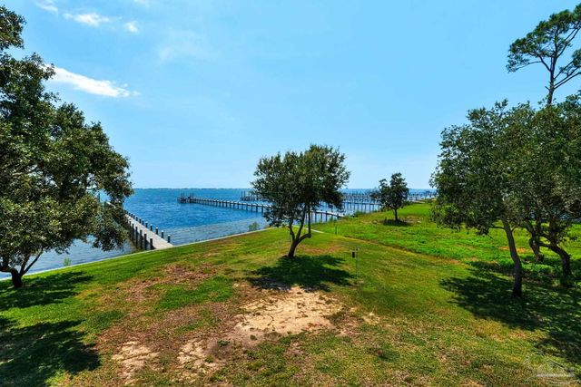 2829 Bay St, Gulf Breeze, FL 32563